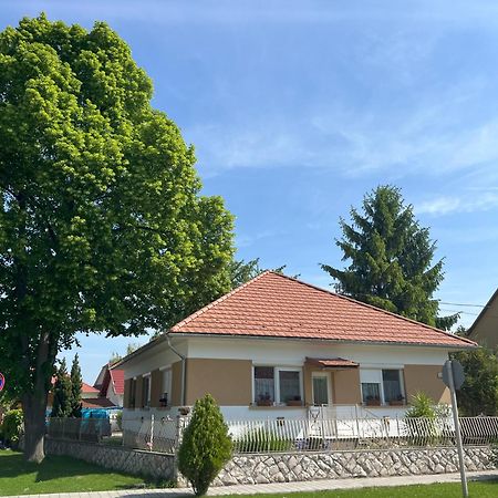 Cseresznyes Haz Lipót Екстериор снимка
